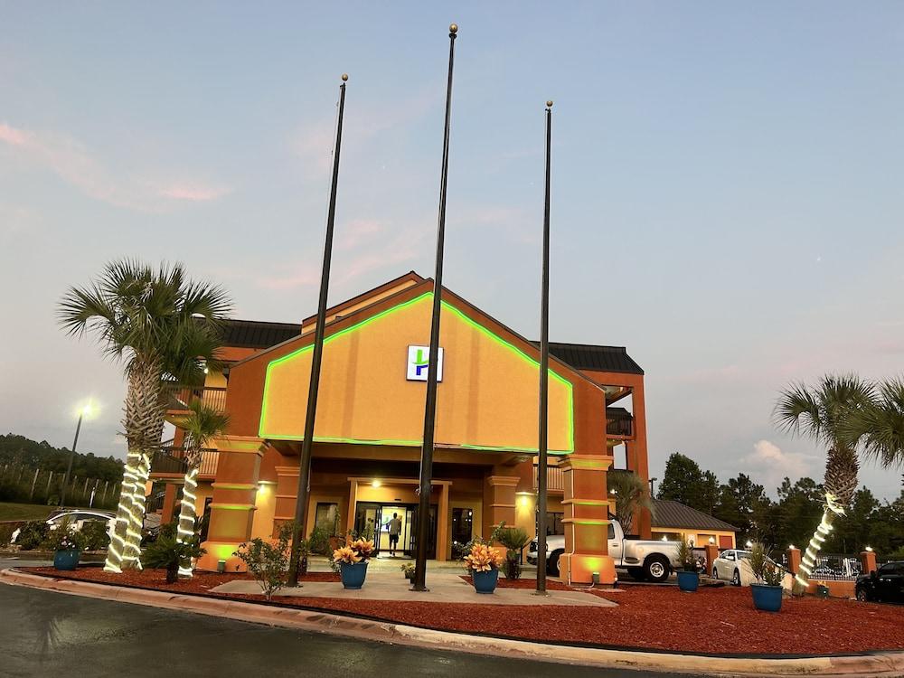 Home Town Inn and Suites Pet Policy