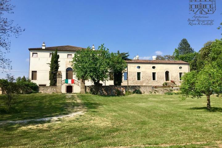 Pet Friendly Borgo Buzzaccarini Rocca di Castello