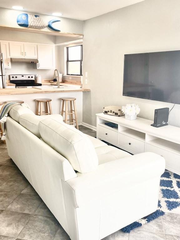 2BR Shell Point Beach Condo with Marina Views Pet Policy