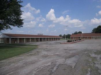 Pet Friendly Hotels In Flora Il Bringfido