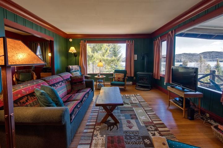 Pet Friendly Lovely Lakeview Cabin Minutes to Main Street
