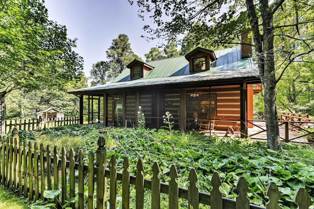 Pet Friendly Black Mountain Cabin with Screened Porch