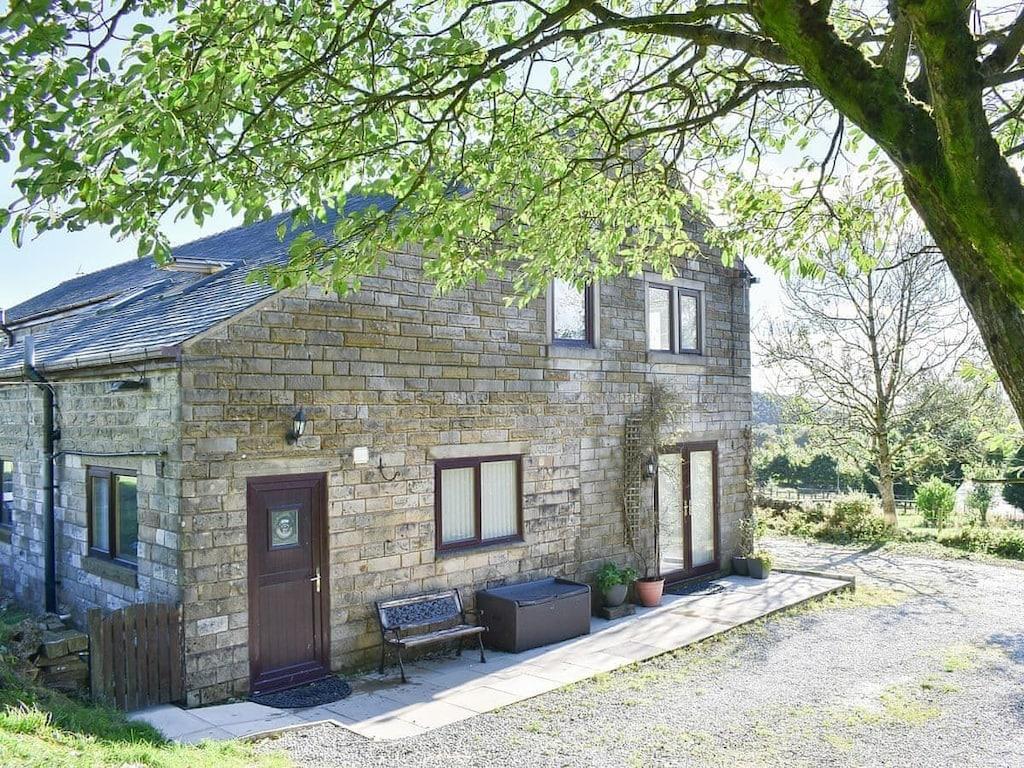 Pet Friendly 4BR Accommodation in Old Clough