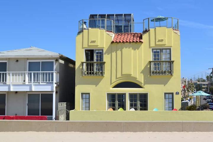 Pet Friendly Breathtaking Beachfront with Rooftop Deck