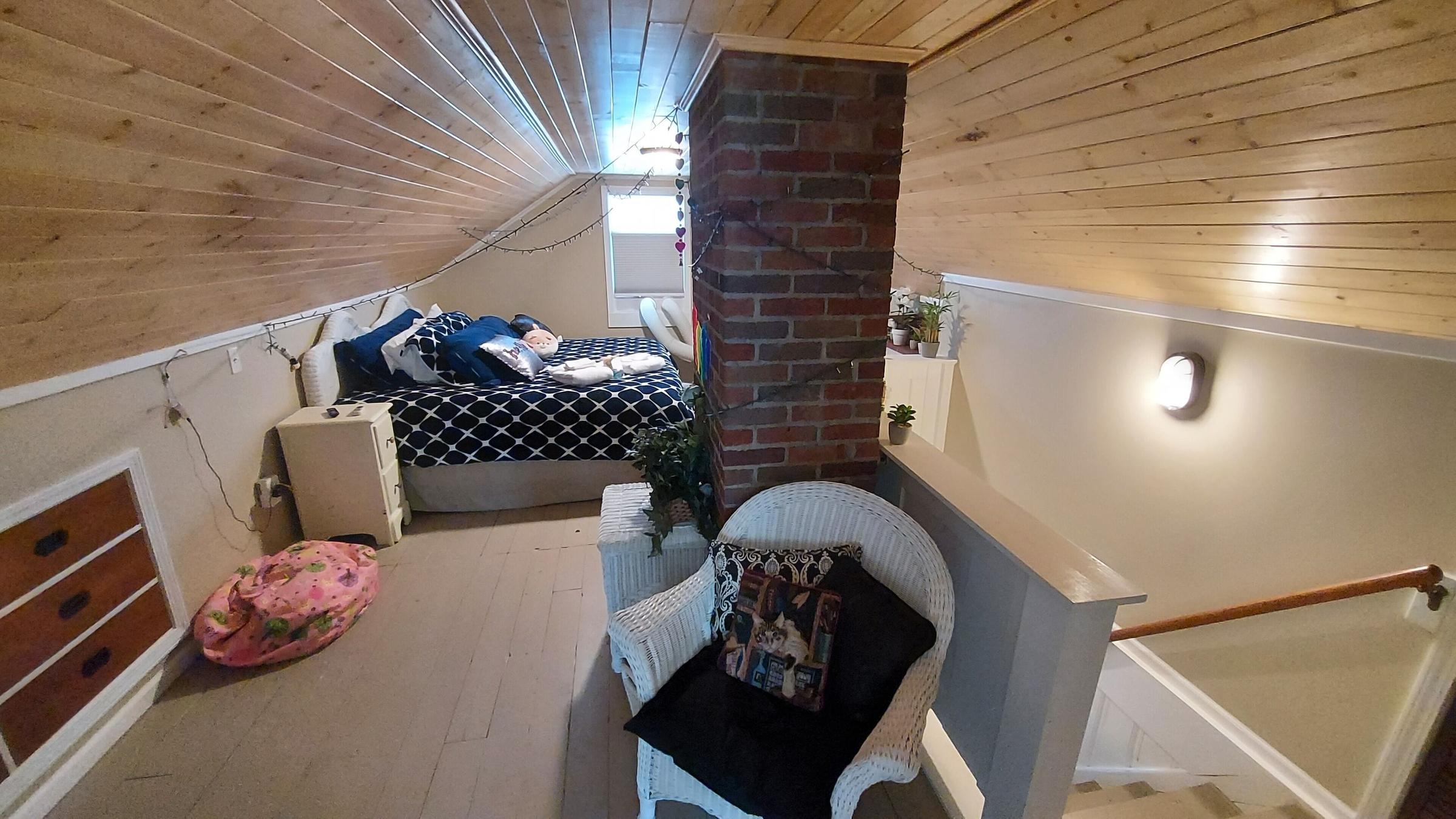 Pet Friendly Spacious Home with Lake Breezes & Community Beach