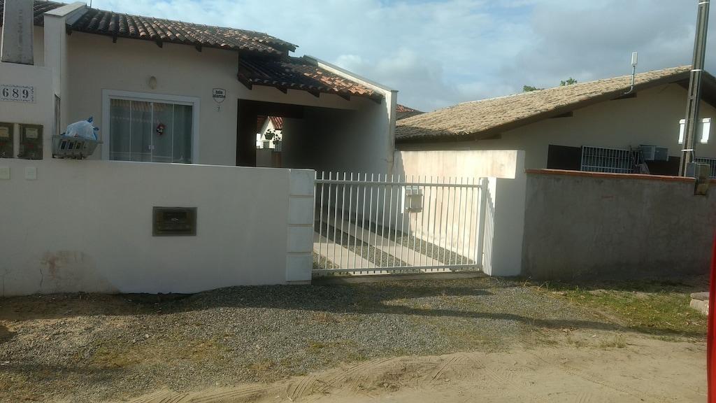 Pet Friendly 2-Bedroom House Close to the Beach of Enseada