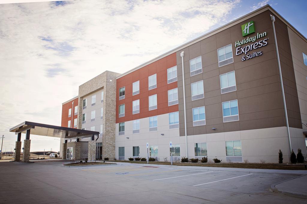 Holiday Inn Express & Suites Sterling Pet Policy