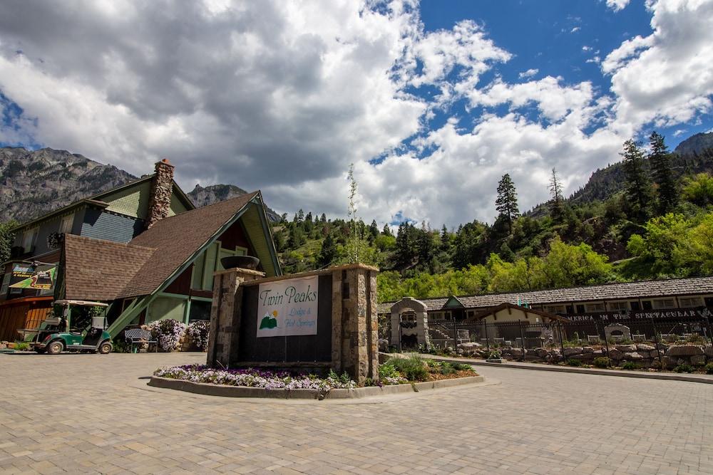 Pet Friendly Twin Peaks Lodge & Hot Springs
