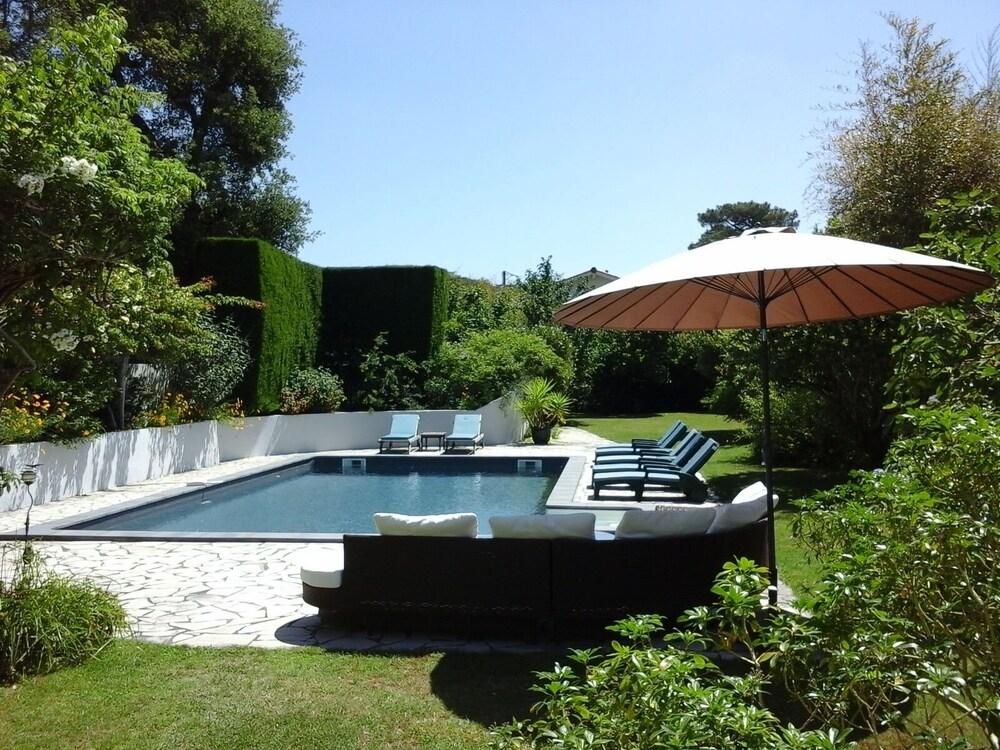 Pet Friendly Villa with Heated Swimming Pool & Garden