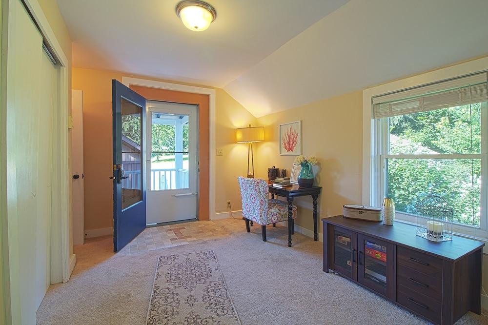 Skaneateles Carriage House Pet Policy