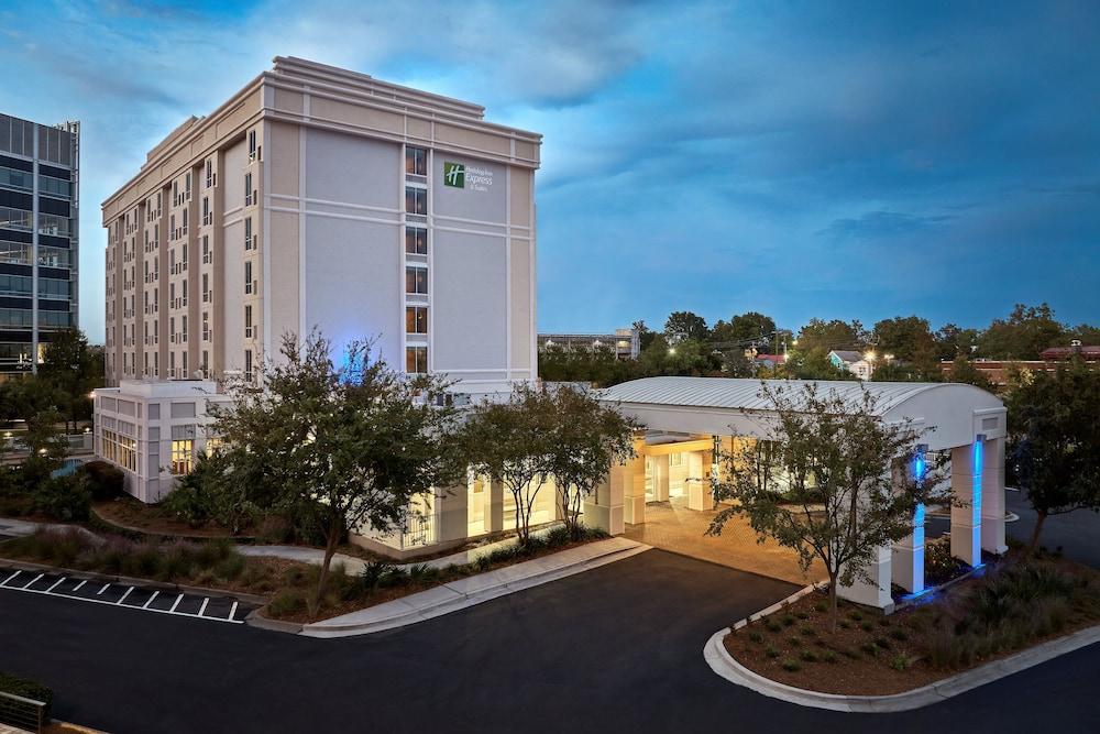 Pet Friendly Holiday Inn Express & Suites Charleston DWTN - Westedge an IHG Hotel