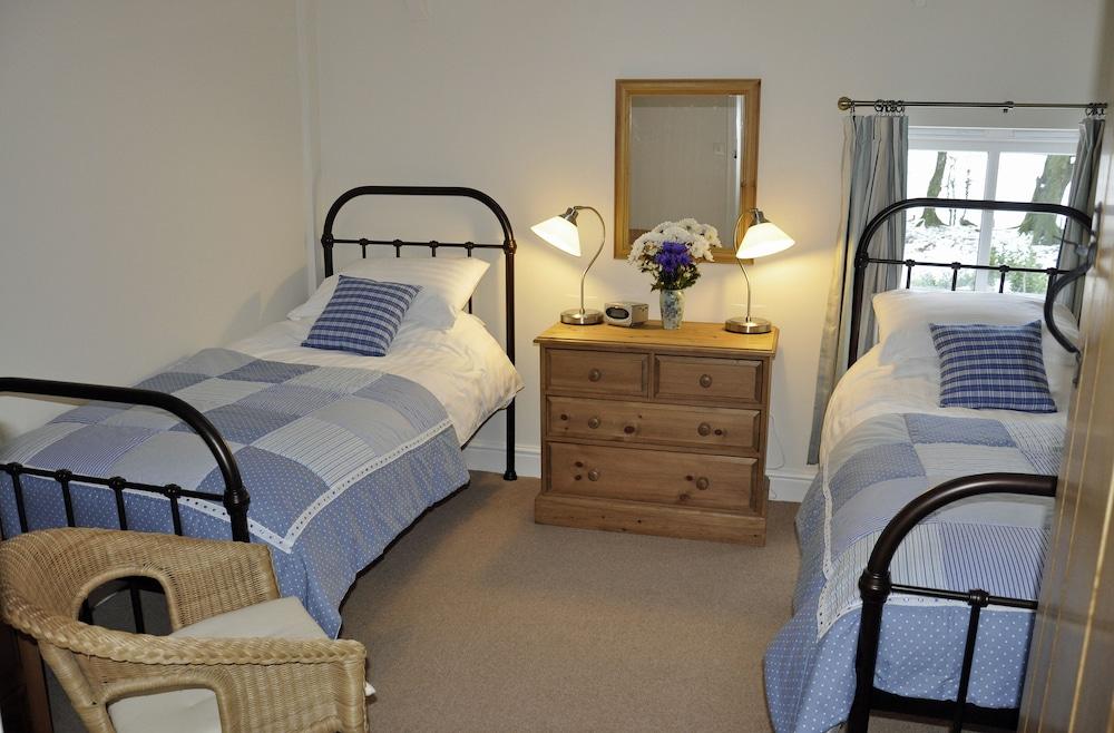 Pet Friendly Manor Bedw Holiday Cottage