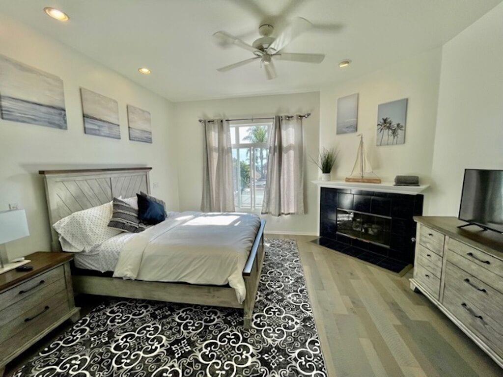 Beautiful La Jolla Village Home that Sleeps 9 Pet Policy