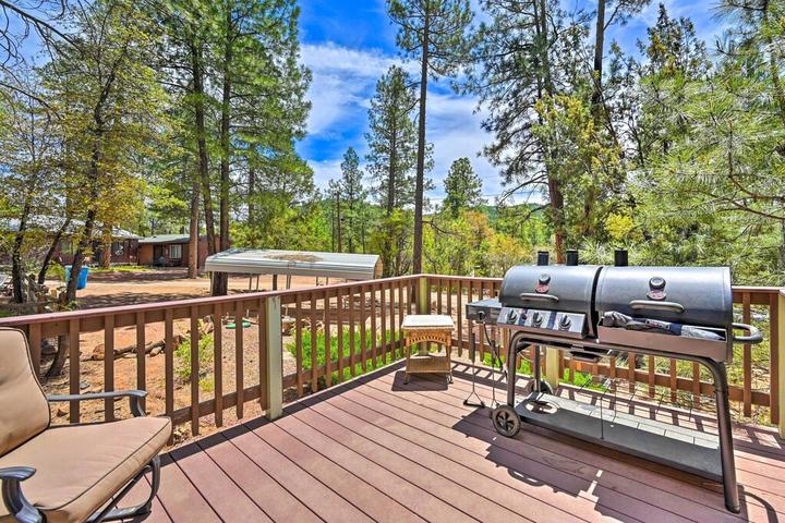 Pet Friendly Family-Friendly Pine Cabin with Yard & Grill