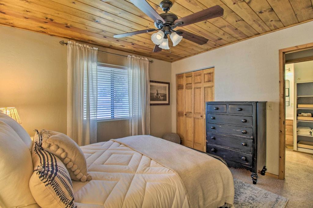 Cozy Heber Cabin Retreat with Deck & Fireplace Pet Policy