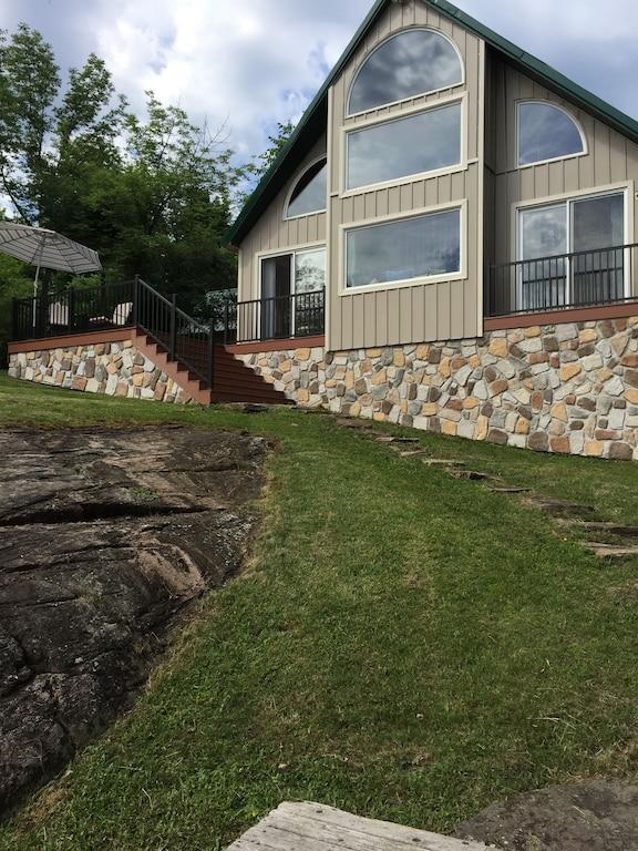 Incredible Waterfront Cottage on Grindstone Island Pet Policy