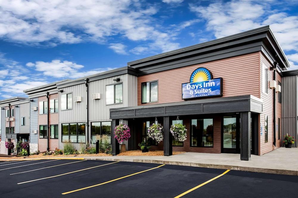 Pet Friendly Days Inn & Suites by Wyndham Duluth by the Mall