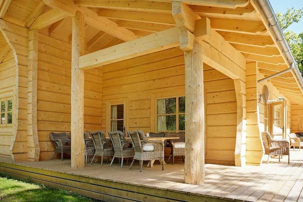 Pet Friendly Luxury Wood Cabin 10