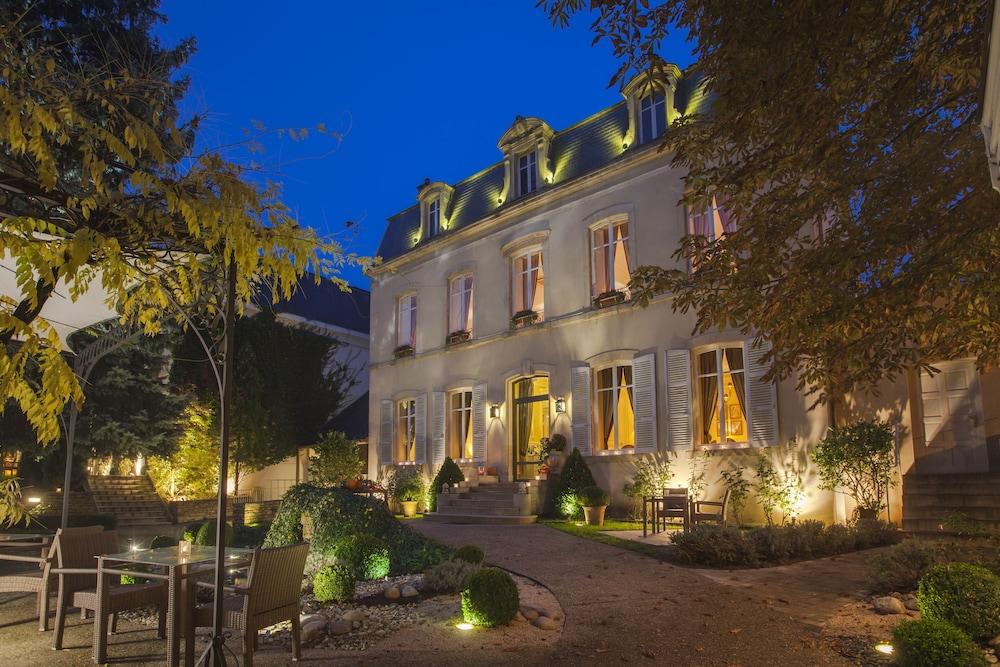 Pet Friendly Hostellerie Cèdre & Spa  Beaune