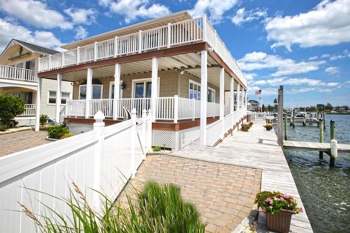 Pet Friendly Bayfront Home with Bay Views