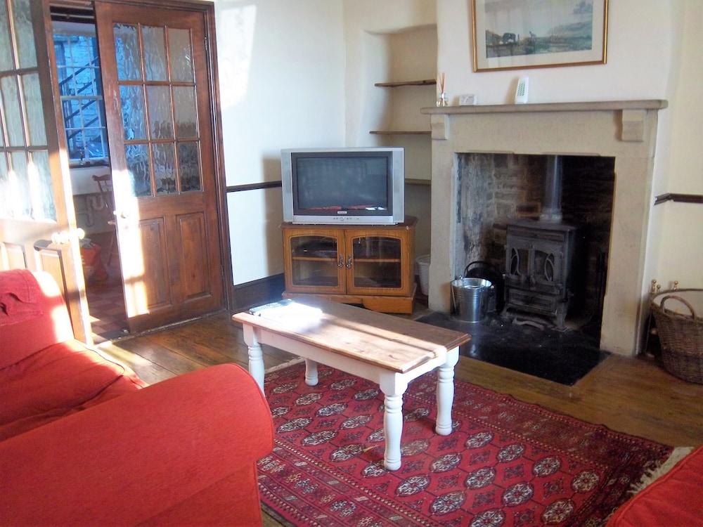 Pet Friendly 2/1 Cottage with Fireplace