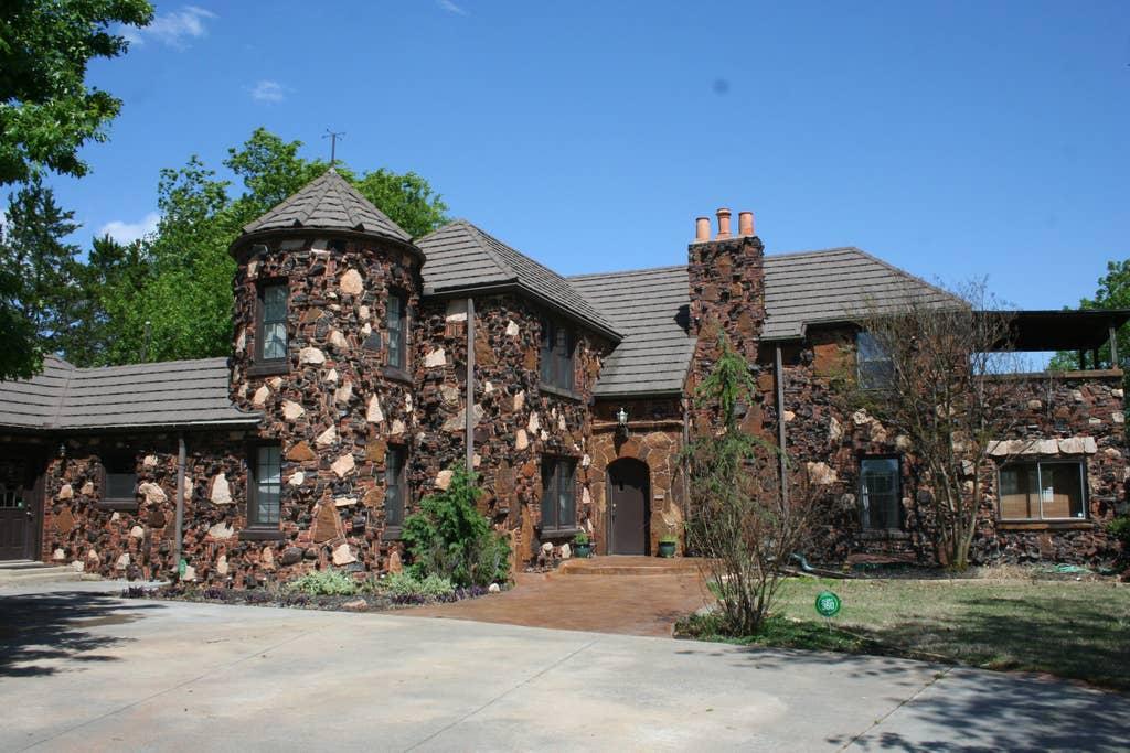 Watonga Airbnb Rentals Pet Policy