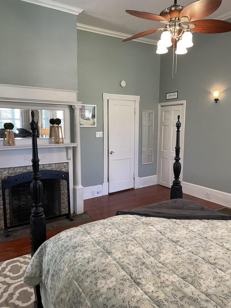 Historic Ocala Apartment Unit B with Pool Pet Policy