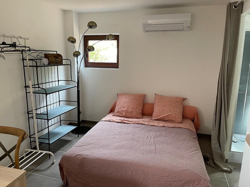 Pet Friendly Independent Studio with Terrace & Pool