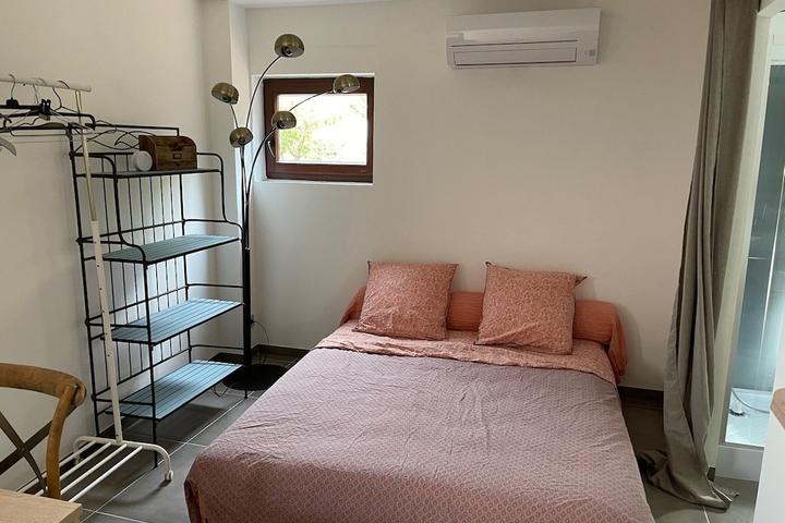 Pet Friendly Independent Studio with Terrace & Pool
