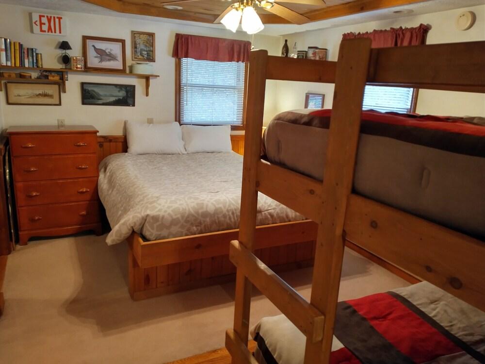 Pet Friendly Cozy & Rustic 3BR Chalet with Plenty of Privacy