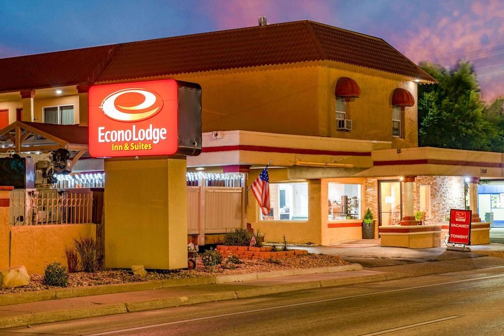 Econo Lodge Inn & Suites Durango Pet Policy