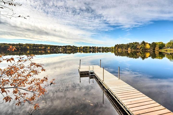 Pet Friendly Quiet Waterfront Round Lake Home with Hot Tub