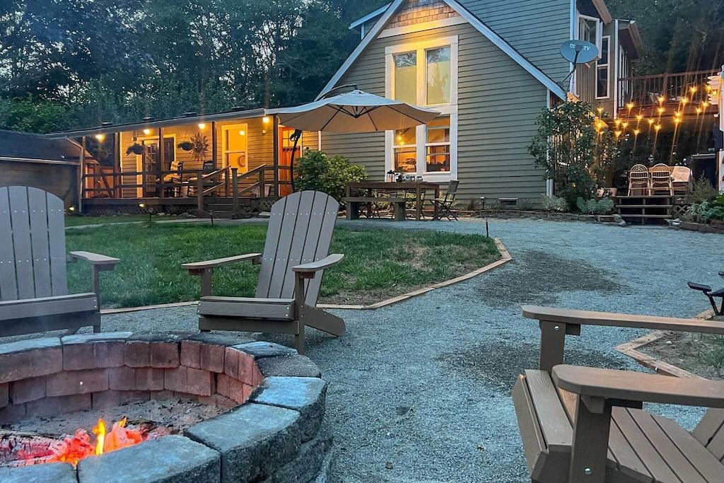 Pet Friendly 100-Year-Old Farmhouse with Hot Tub on 5 Acres