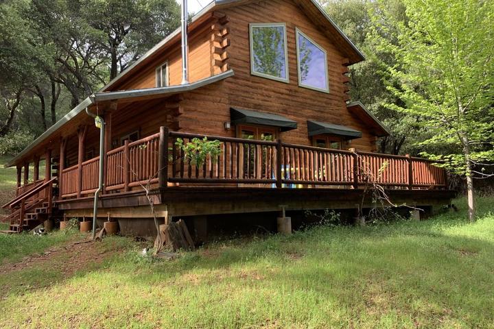 Pet Friendly Log Cabin in Historic Columbia