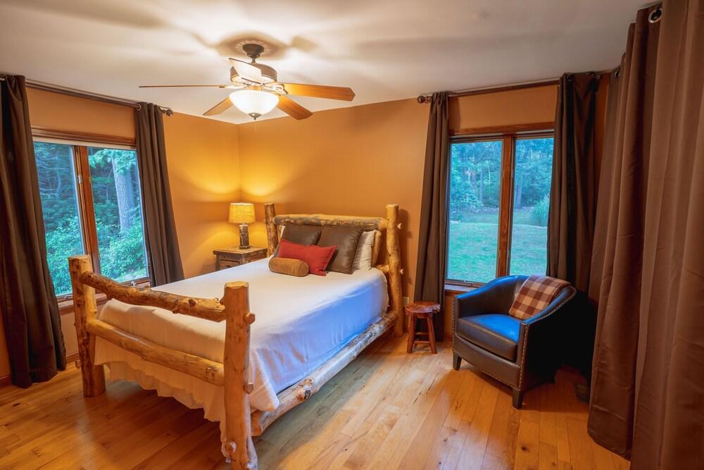 Pet Friendly The Creekside Home at Four Fillies Lodge