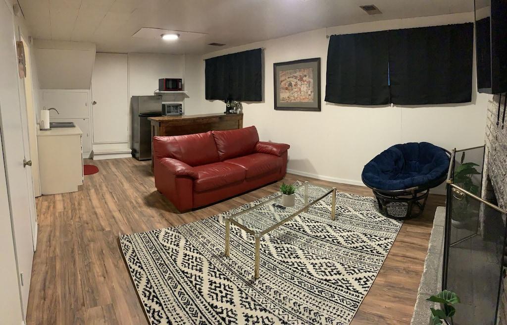 Pet Friendly Entire 1BR Suite with Large Yard