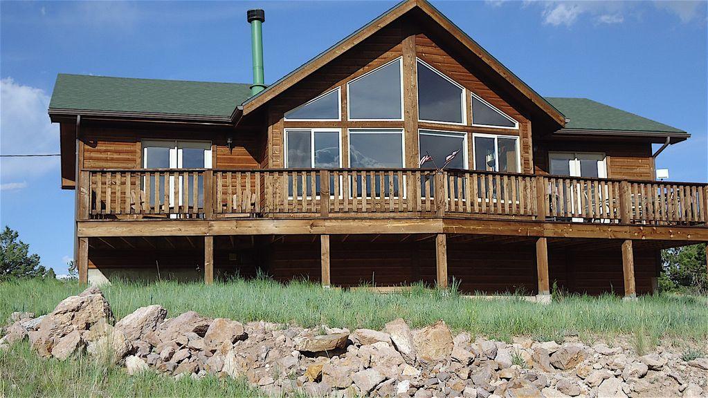 Pet Friendly 2-Bedroom House with Mountain View Deck