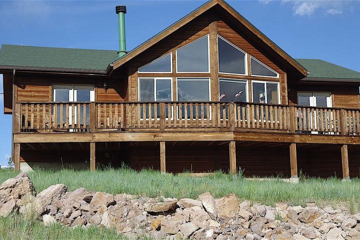 Pet Friendly 2-Bedroom House with Mountain View Deck