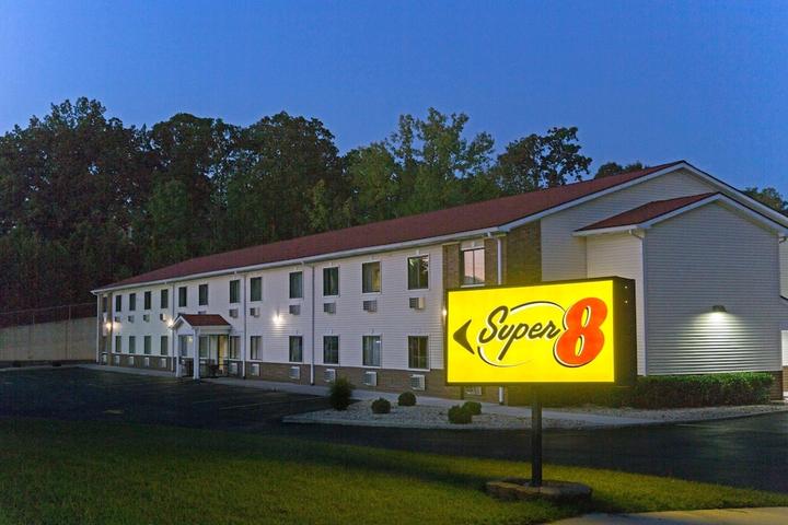 Pet Friendly Super 8 by Wyndham Radcliff Ft Knox Area