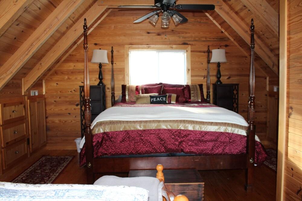 Cabin Convenient to Lake Keowee and Clemson Pet Policy