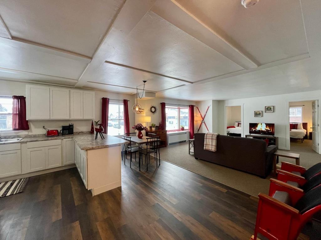 Pet Friendly Spacious Condo in the Center of Downtown