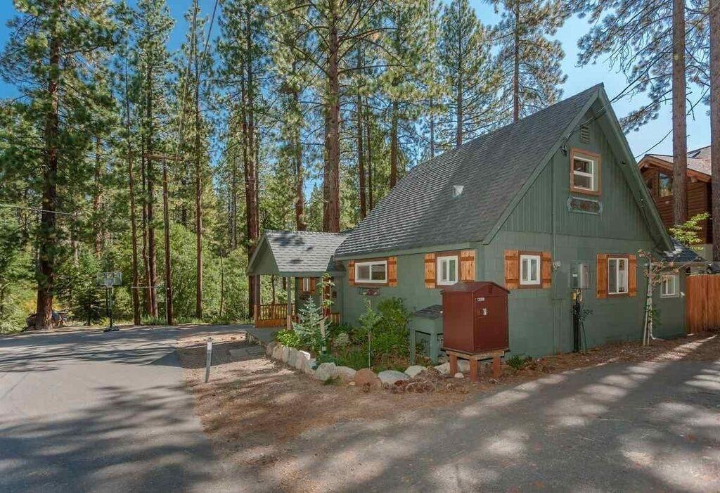 Pet Friendly Charming Tahoe Cottage Close to Beach & Trails