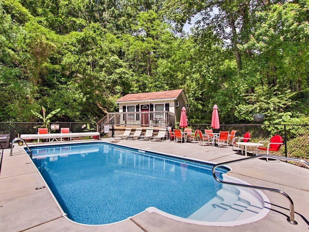 Pigeon Cabin by Dollywood With Private Pool Pet Policy