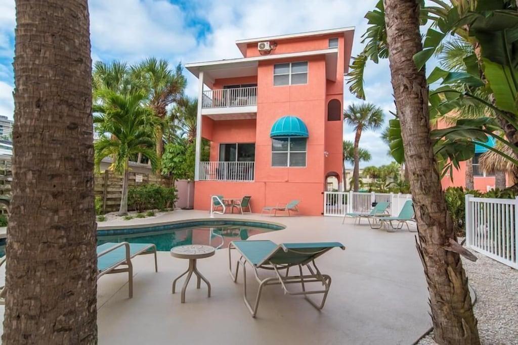 Pet Friendly Lovely 2BR Condo with Two Pools & Tiki Bar