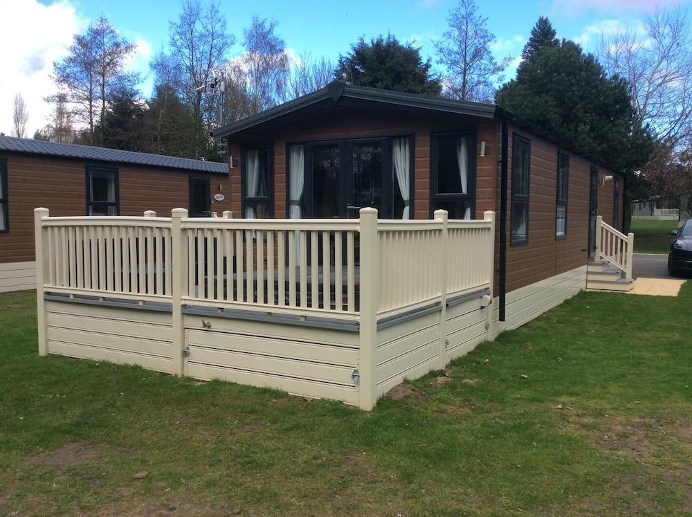 Pet Friendly 2 Bed Luxury Lodge With Hot Tub Allerthorpe York