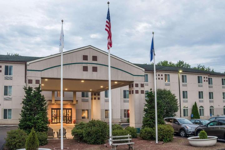 Pet Friendly Manchester Inn and Suites