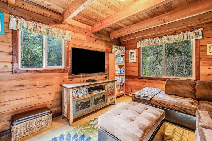 Pet Friendly Cabin with Ocean View & Fast WiFi