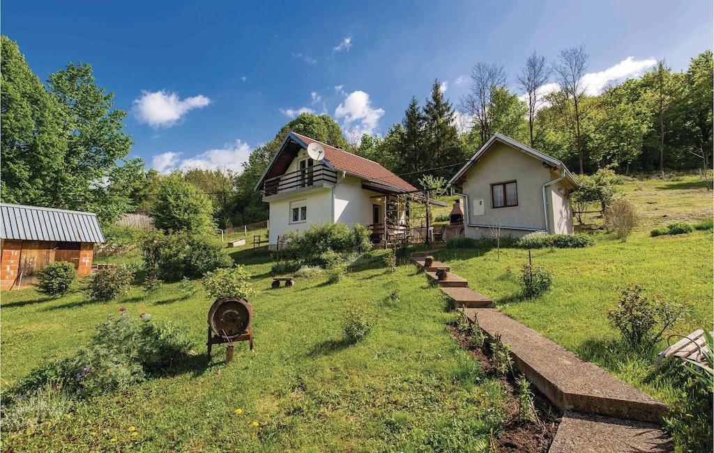 Pet Friendly 1BR Accommodation in Kaluderovac