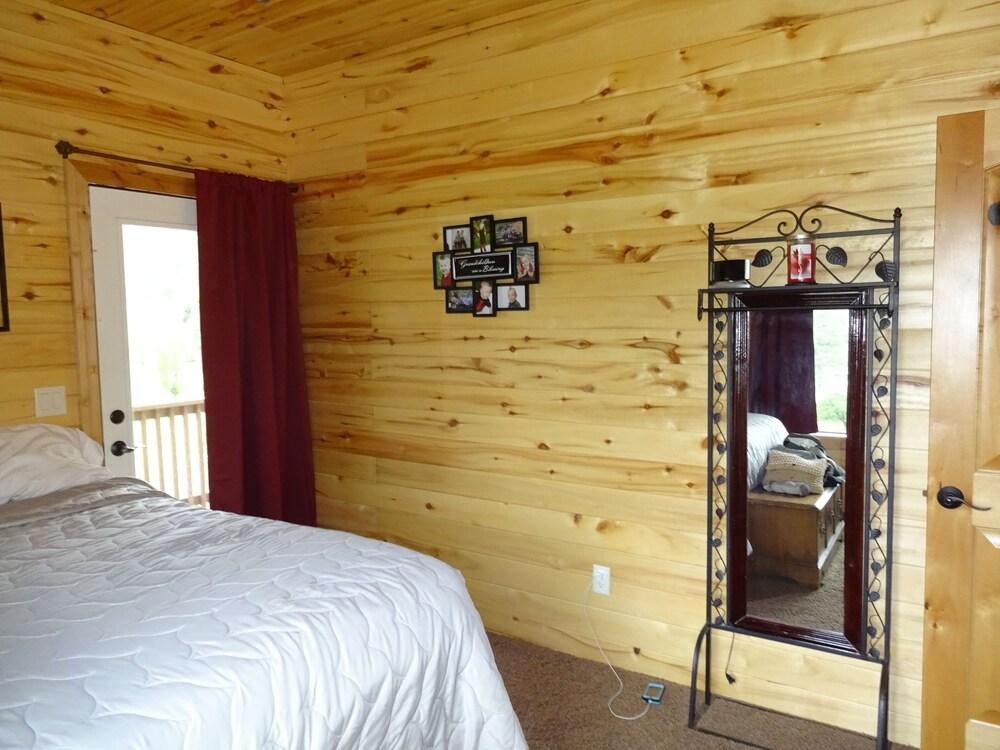 Pet Friendly Large Luxurious Cabin in Young