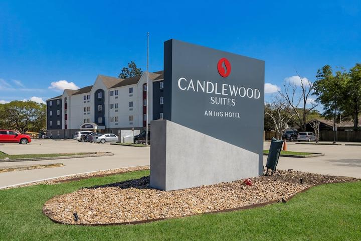 Pet Friendly Candlewood Suites Lafayette - River Ranch an IHG Hotel